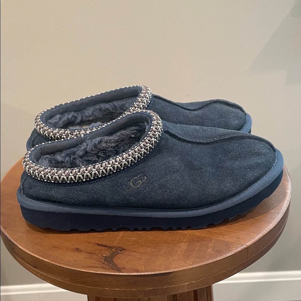 UGG Kids Slippers in Navy with Chain Accent